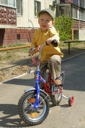 Foto de Niño está montando bicicleta en la calle de la ciudad - Imagen libre de derechos