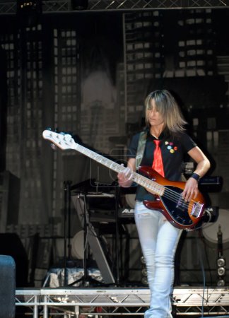 Foto de Foto del concierto Female Bass Player - Imagen libre de derechos