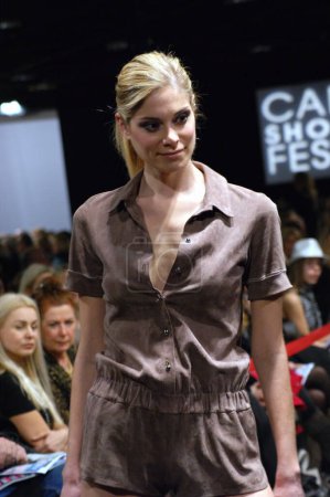 Téléchargez les photos : Défilé de mode pendant le festival de Cannes - en image libre de droit