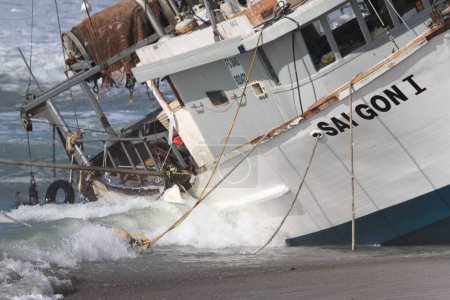 Téléchargez les photos : Sauvetage bateau de pêche sur la côte maritime - en image libre de droit