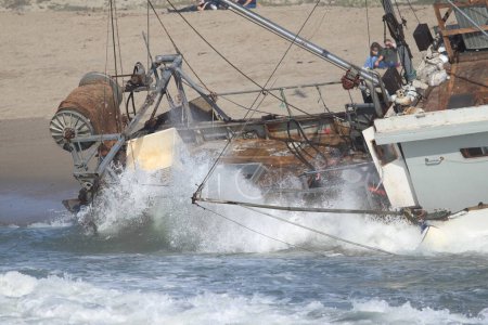 Foto de Rescate de barcos de pesca en la costa - Imagen libre de derechos