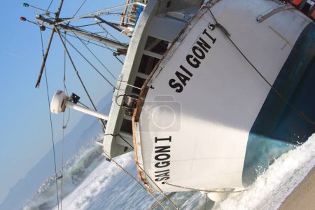Téléchargez les photos : Sauvetage bateau de pêche sur la côte maritime - en image libre de droit