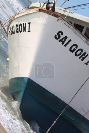 Téléchargez les photos : Sauvetage bateau de pêche, gros plan - en image libre de droit