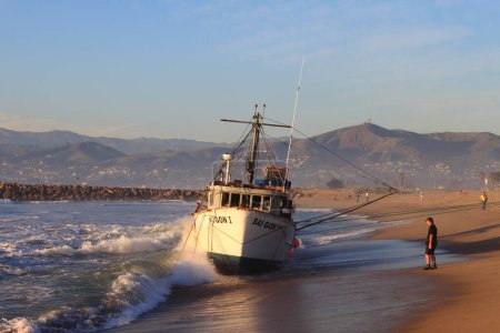 Téléchargez les photos : Bateau de pêche sauvetage sur la mer plage côte - en image libre de droit