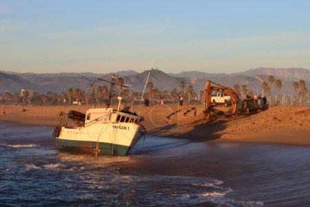Foto de Rescate barco de pesca en el fondo de la naturaleza - Imagen libre de derechos