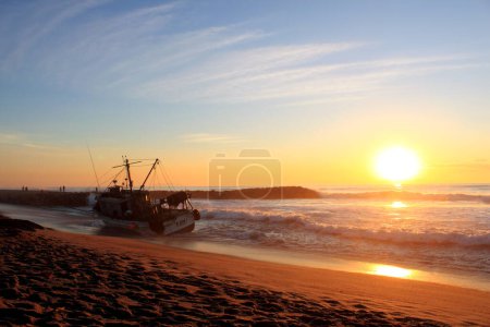 Téléchargez les photos : Bateau de pêche sauvetage sur la mer plage côte - en image libre de droit