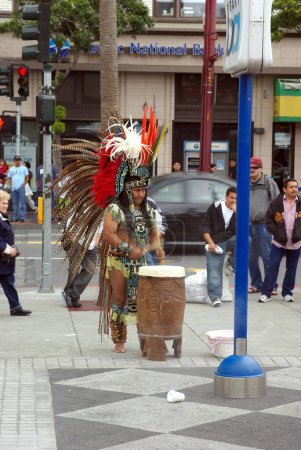 Téléchargez les photos : Vue sur Aztec Street Performer - en image libre de droit