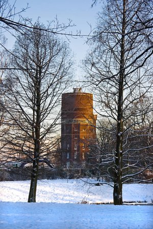 Foto de Vieja torre de agua con nieve en invierno - Imagen libre de derechos