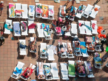Téléchargez les photos : Vue de dessus des bains de soleil à l'hôtel - en image libre de droit