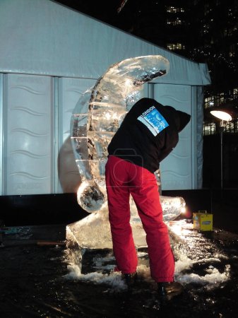 Téléchargez les photos : Festival de sculpture sur glace à Canary Wharf Londres 15 janvier 2010. - en image libre de droit