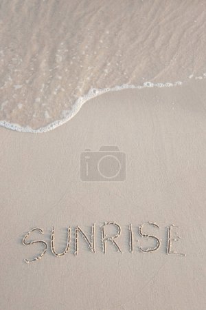 Foto de Salida del sol escrito en la playa - Imagen libre de derechos