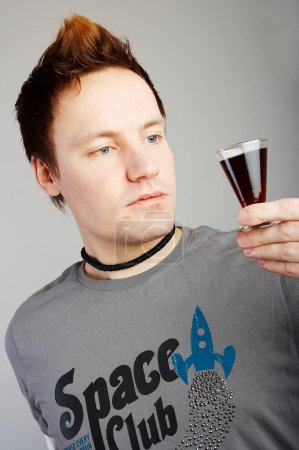Téléchargez les photos : Homme buvant de l'alcool - en image libre de droit