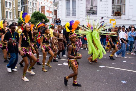 Foto de Increíble carnaval callejero. Concepto de evento público - Imagen libre de derechos