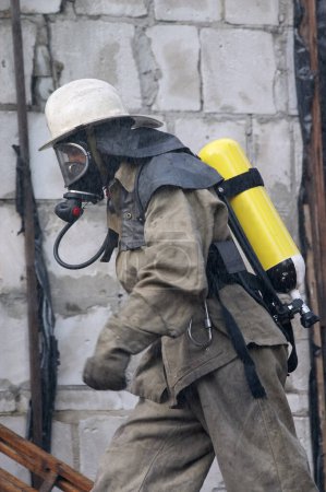 Téléchargez les photos : Pompier en respirateur dans la rue - en image libre de droit