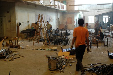 Téléchargez les photos : Workers at Small Chinese factory - en image libre de droit