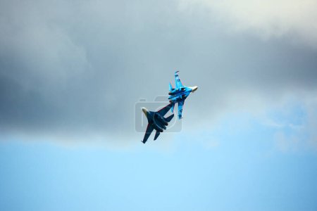 Foto de Performance of the aerobatic team rusian Knights, rusian air force. On planes Sukhoi Su-30SM, NATO code name: Flanker-C. International Military-Technical Forum Army-2020 . 09.25.2020 - Imagen libre de derechos
