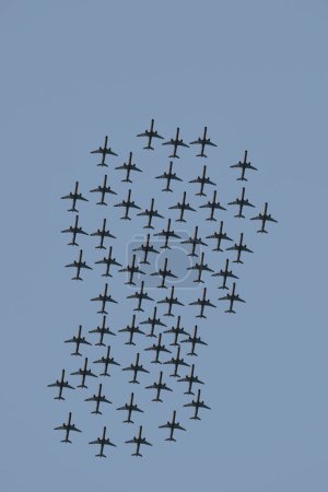 Téléchargez les photos : Un groupe de nombreux avions volant dans le ciel. - en image libre de droit