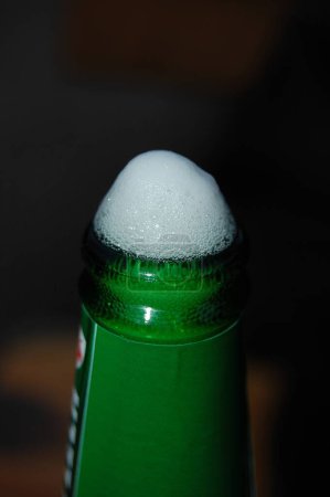 Foto de Espuma de cerveza en la parte superior de la botella - Imagen libre de derechos