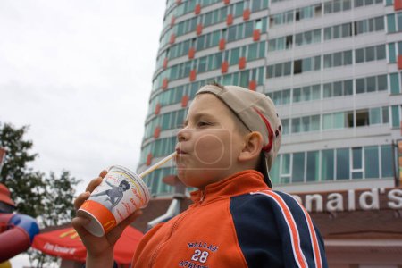 Téléchargez les photos : Adolescent garçon avec une tasse de boisson - en image libre de droit