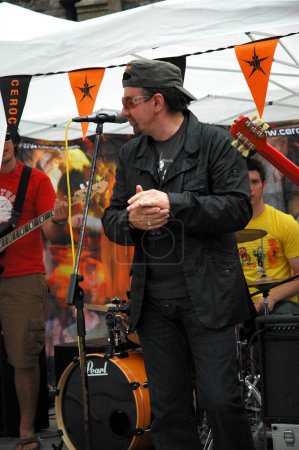 Téléchargez les photos : Chanteuse U2 Bono à Cardiff - en image libre de droit