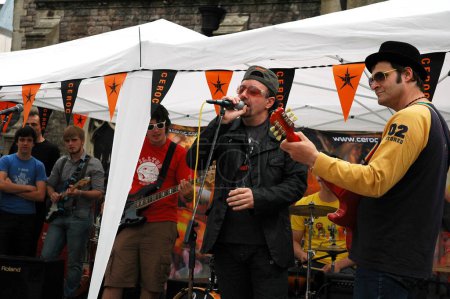 Téléchargez les photos : Chanteuse U2 Bono à Cardiff - en image libre de droit