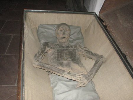 Foto de Old Mummy on background, close up - Imagen libre de derechos