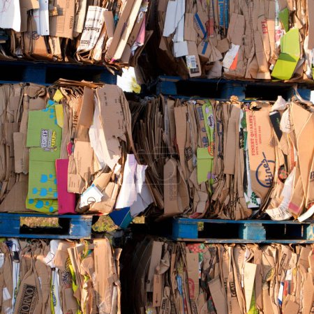Foto de Atascado de cajas de reciclaje en el dumpyard - Imagen libre de derechos