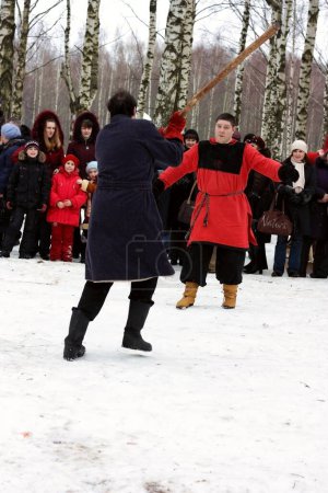 Téléchargez les photos : Jeux traditionnels slaves de lutte d'hiver - en image libre de droit