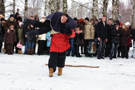 Foto de Eslavo invierno lucha libre juegos tradicionales - Imagen libre de derechos