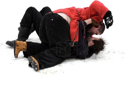 Téléchargez les photos : Jeux traditionnels slaves de lutte d'hiver - en image libre de droit