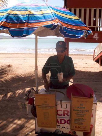 Téléchargez les photos : Man seller on Luquillo Beach - en image libre de droit
