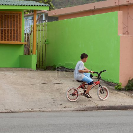 Téléchargez les photos : Les gens sur la route à Porto Rico - en image libre de droit