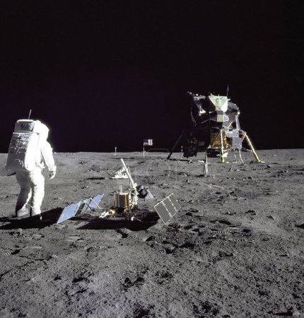 Foto de Aldrin mira hacia atrás en la base de tranquilidad - Imagen libre de derechos