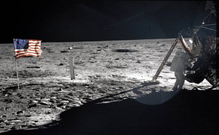 Foto de Neil Armstrong On The Moon  on background - Imagen libre de derechos