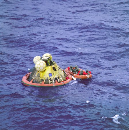 Téléchargez les photos : Apollo 11 Crew in Raft before Recovery - en image libre de droit
