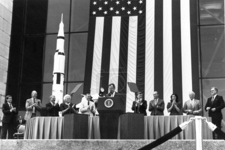 Téléchargez les photos : Le président George Bush et Apollo 11 astronautes - en image libre de droit