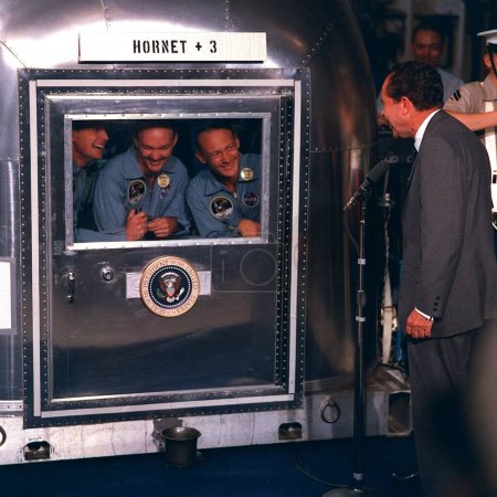 Foto de El presidente Nixon visita a la tripulación del Apolo 11 en cuarentena - Imagen libre de derechos