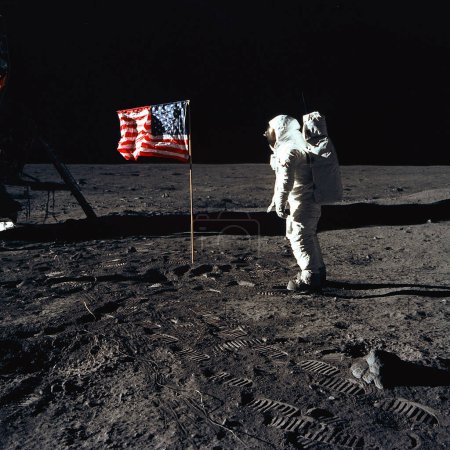 Foto de Buzz Aldrin and the U.S. flag on the Moon - Imagen libre de derechos