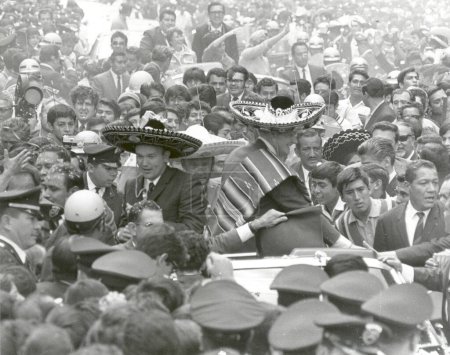 Téléchargez les photos : Des milliers d'astronautes d'Apollo 11 affluent au défilé de Mexico. - en image libre de droit