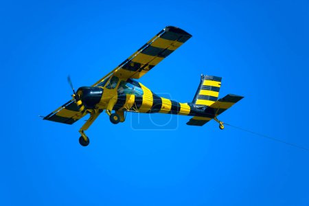 Téléchargez les photos : Avion jaune sur un ciel bleu vif. - en image libre de droit