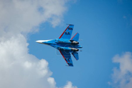 Foto de Performance of the aerobatic team rusian Knights, rusian air force. On plane Sukhoi Su-30SM, NATO code name: Flanker-C. International Military-Technical Forum Army-2020 . 09.25.2020 - Imagen libre de derechos