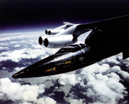 Foto de X-15 montado en la nave nodriza B-52 en vuelo - Imagen libre de derechos