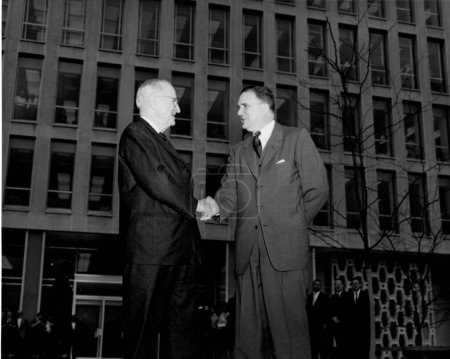 Téléchargez les photos : Truman et Webb au siège de la NASA - en image libre de droit
