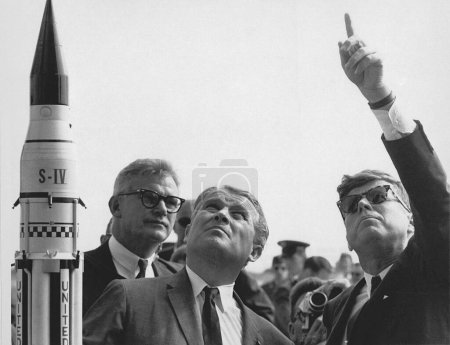 Téléchargez les photos : Matelots, von Braun et le président Kennedy au Cap Canaveral - en image libre de droit