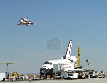 Téléchargez les photos : Endeavour sur piste avec Columbia sur SCA Overhead - en image libre de droit