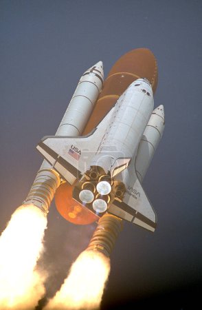 Foto de STS-45 Lanzamiento de la nave espacial en el cielo - Imagen libre de derechos