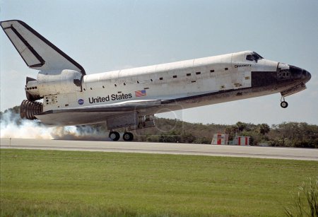 Téléchargez les photos : STS-95 Atterrissage d'un vaisseau spatial de jour - en image libre de droit