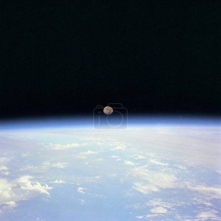 Foto de Luna puesta sobre la Tierra - Imagen libre de derechos
