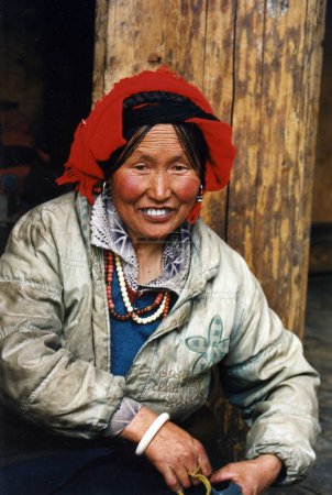 Téléchargez les photos : Femme tibétaine regardant la caméra - en image libre de droit