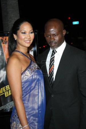 Foto de Djimon Hounsou y Kimora Lee Simmons llegan al estreno de 'Never Back Down' de Summit Entertainment en el Cinerama Dome, el 4 de marzo de 2008 en Hollywood, California. - Imagen libre de derechos